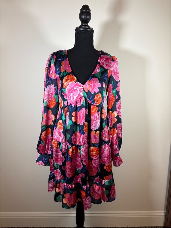 Francesca’s Dresses & Skirts - Francesca’s Mi Ami Satin Floral Long Balloon Sleeve Tiered Dress Plunge Cutout M